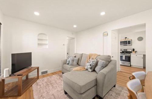 Euclid Casa | X 3BR Home Bright and Open In Euclid Near Cleveland