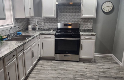 Hollandale Casa | X Marks the Spot 3 Bedrooms, 4 Beds, 1 bathroom House. Newly remodeled.