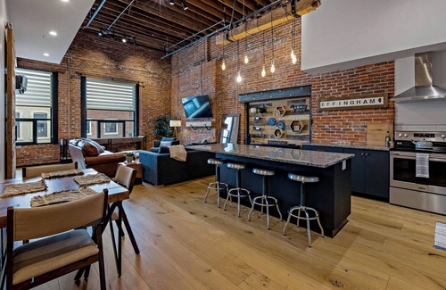 Effingham Apartamento | XCHNG King Bed Luxury Downtown, XCHNG. Industrial Executive Loft w/ King Bed