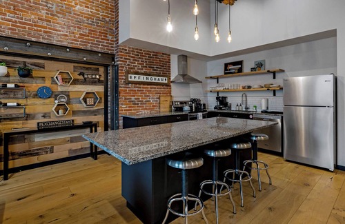 Effingham Apartamento | XCHNG King Bed Luxury Downtown, XCHNG. Industrial Executive Loft w/ King Bed