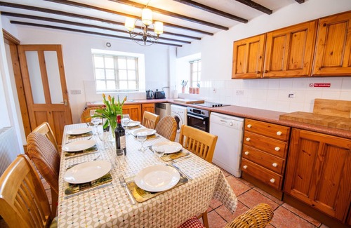 Bodffordd Cabaña | Y Wennol - sleeps 8 guests in 3 bedrooms