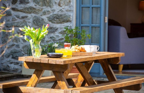 Bodffordd Cabaña | Y Wennol - sleeps 8 guests in 3 bedrooms