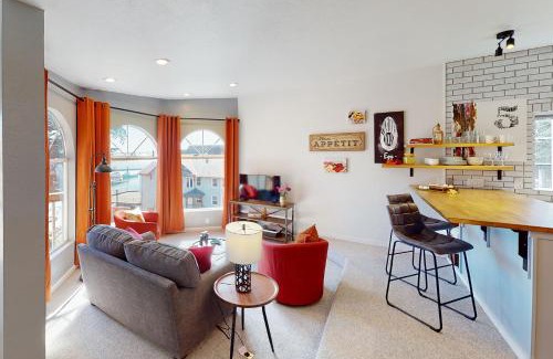 Historic Bayfront Casa | Yaquina Bay & Bridge Views! Watch the Boats! Kitchen is a culinary delight! Unit 5
