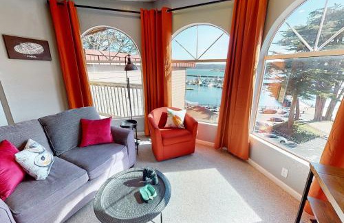 Historic Bayfront Casa | Yaquina Bay & Bridge Views! Watch the Boats! Kitchen is a culinary delight! Unit 5