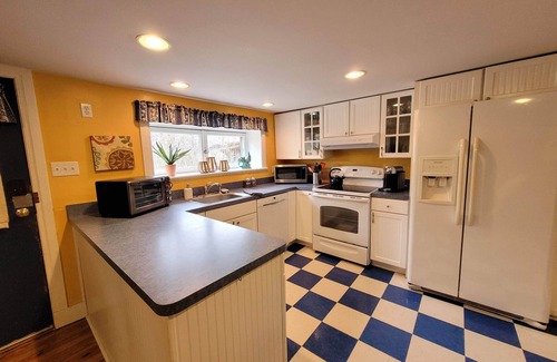 Yardley Casa | Yardley Boro Canal Cottage - Waterfront & Walkable!