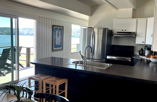 Greenbank Casa | Year Round Beachfront Escape. Mountain Views, Hot Tub, Dedicated Retreat Room