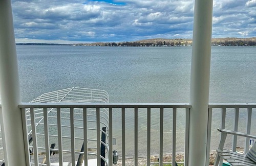Geneseo Casa | Year round home on private drive with amazing views!