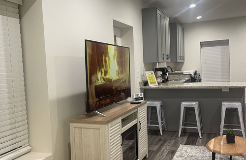 Simpsonville Cabaña | YELLOW DOOR 2 BEDROOM COTTAGE