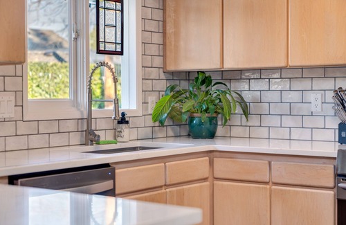 Vancouver Casa | Yellow Door Ranch - Convenient comfort, mid-century style! Great for families!