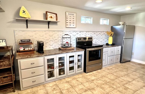 Amarillo Casa | Yellow Guest House near I-40 and I-27