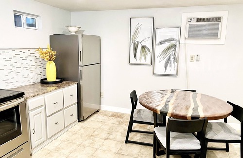 Amarillo Casa | Yellow Guest House near I-40 and I-27