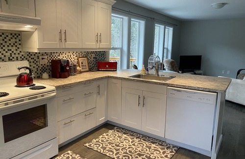 View Royal Casa | Yellow House Living - 2 bedroom Carriage House