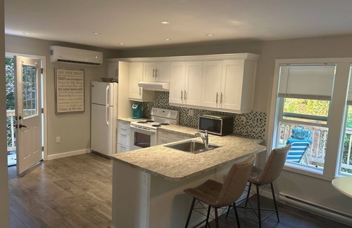 View Royal Casa | Yellow House Living - 2 bedroom Carriage House