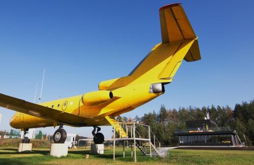 Starokostyantyniv Chalet De Esquí | Yellow Plane