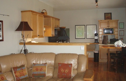 Gardiner Casa | Yellowstone Riverbend Cabin - Waterfront + Wildlife + Walk in YNP solo 1500 pies