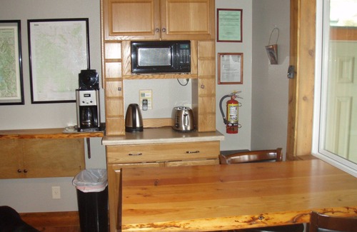 Gardiner Casa | Yellowstone Riverbend Cabin - Waterfront + Wildlife + Walk in YNP solo 1500 pies