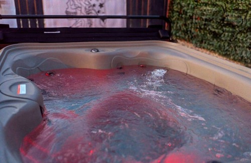 Mono Vista Casa | Yosemite Fun * Pickleball, Pool, Hot tub, Gameroom