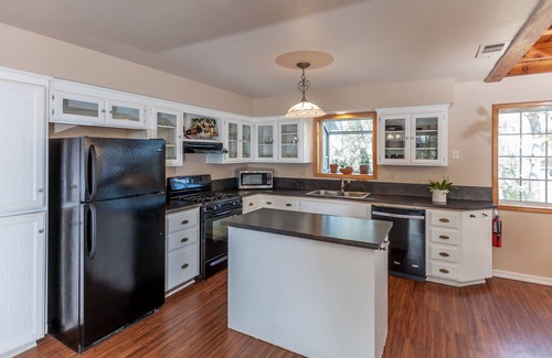 Mariposa Casa | Finca cerca de Yosemite, hermosas vistas, jacuzzi, sala de juegos, y mucho más!