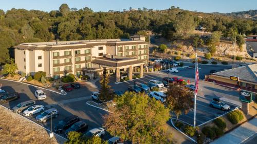 Oakhurst Hotel | Yosemite Southgate Hotel & Suites