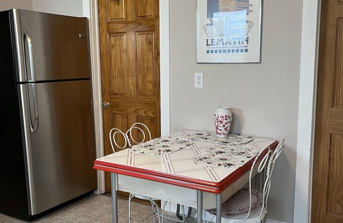 Hudson Apartamento | You're in the Pink at a lovely and comfortable1900s home in a quiet neighborhood