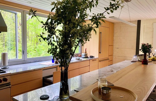 Lac-Brome Chalet De Esquí | You’ll fall in love: beautiful chalet, high design, and gorgeous decor.