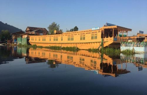 Brein Alquiler De Eote | Young Beauty Star Houseboat