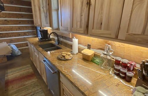 Clayton Cabina | Your Cabin in the Mountains Awaits (1836 Ranch)