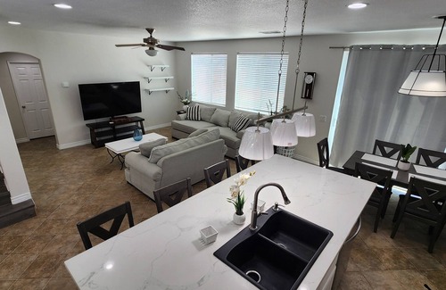 El Centro Casa | Your Dream 5 BR Getaway -Sleeps 11+-Great Location