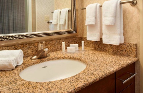 Warren Hotel | Your Home Away From Home! 2 Posh Units, w/ Kitchen! Pet-Friendly, Free Breakfast