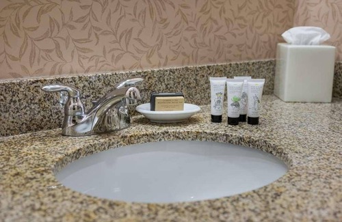 Port Angeles Complejo | Your Home Far Away From Home! Outdoor Pool, FREE Parking, Pets Allowed!