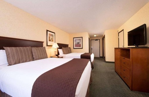 Port Angeles Complejo | Your Home Far Away From Home! Outdoor Pool, FREE Parking, Pets Allowed!