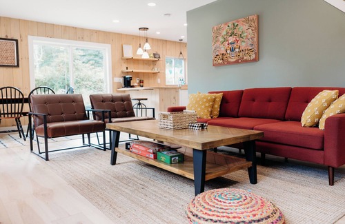 Andes Chalet De Esquí | Your Own Winter Wonderland! Close to skiing w/t Fireplace, Firepit, Large TV