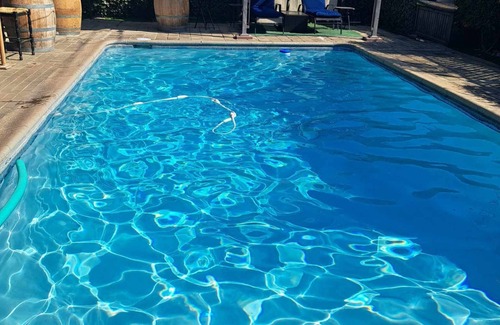 Raisin Casa | YouTube:TropicalParadiseFresno.Pool/Grill/Outdoor Cinema/OutdoorHeaters.PetFrien