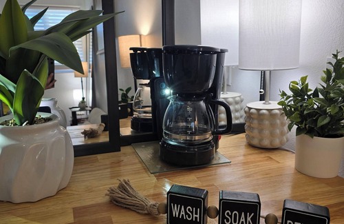 Biggs Field Apartamento | YoY Hot Tub 8 Guests 3 minutes from I-10 & Loop 375 food, banks, shopping +