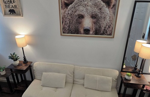 Biggs Field Apartamento | YoY Hot Tub 8 Guests 3 minutes from I-10 & Loop 375 food, banks, shopping +