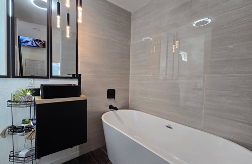 Biggs Field Apartamento | YoY Hot Tub 8 Guests 3 minutes from I-10 & Loop 375 food, banks, shopping +