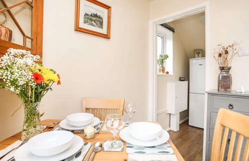 Llysfaen Cabaña | YR HAFAN, pet friendly, with open fire in Llanddulas
