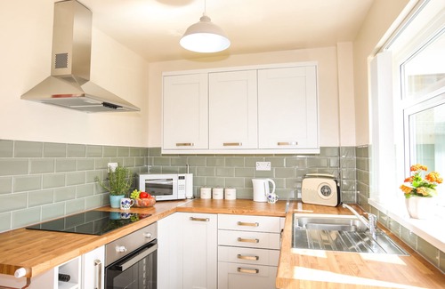 Llysfaen Cabaña | YR HAFAN, pet friendly, with open fire in Llanddulas