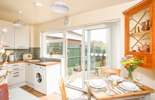 Llysfaen Cabaña | YR HAFAN, pet friendly, with open fire in Llanddulas