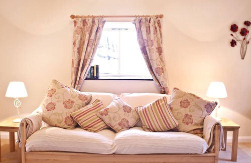 Pennant Melangell Cabaña | YR HEN HOFEL - sleeps 2 guests in 1 bedroom, Nr, Bala, Snownoia