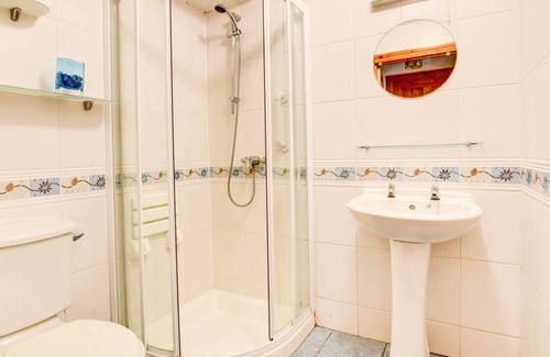 Felinfach Casa | Imagínese esto: una bañera de hidromasaje sublime e indulgente, una copa de vino fría y vistas de colinas y