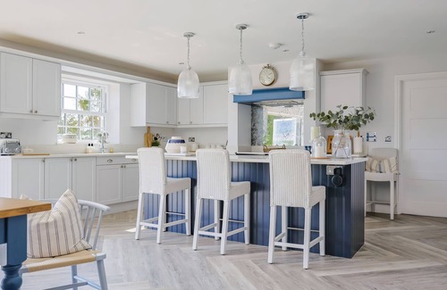 Pont Yates Cabaña | YSTAD AUR, pet friendly, luxury holiday cottage in Pontyates