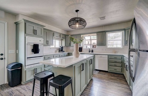 Yukon Casa | Yukon Boho Bungalow w/ Huge Kitchen just off I-40