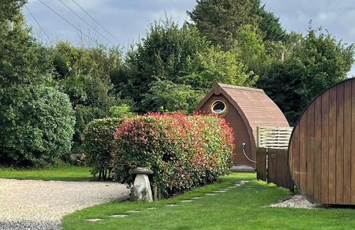 Berwick St James Cabina | Yurt - Sleeps 2 - Garden - Parking