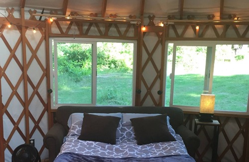 Fieldbrook Casa | Granja forestal de secoya YURT con sauna