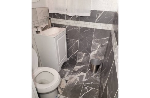 Ferguson Apartamento | Zaire's Clubhouse private guest suite for two.