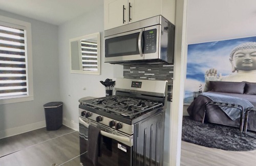 Cleveland Apartamento | Zen Den Getaway, your peaceful retreat near Cleveland’s vibrant AsiaTown.