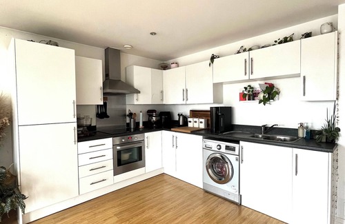 Loughton Apartamento | Zen & Spacious 1 bed flat by the high street and steps away from Epping forest