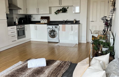 Loughton Apartamento | Zen & Spacious 1 bed flat by the high street and steps away from Epping forest