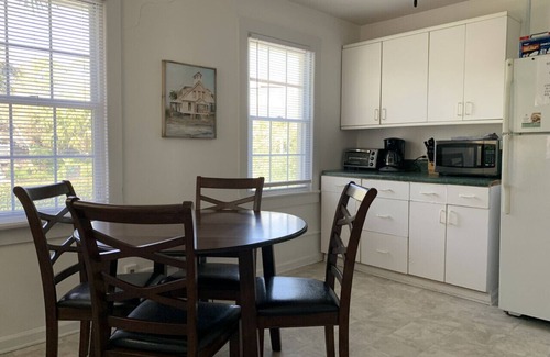 Folly Beach Apartamento | Locura patio de entrada con Sun Deck - Pet Friendly!